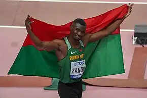 Hugues Fabrice Zango, Weltmeister im Dreisprung zeigt sich dem Publikum mi seiner Landesfahne.