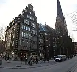 Nr. 21: Hulbehaus, daneben die Petrikirche