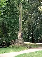 Der Hundestein, ein ca. 12 m hoher Obelisk (2018)