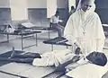 Eine Don-Bosco-Schwester kümmert sich um Kranke und Arme in früheren Madras Presidency, Indien