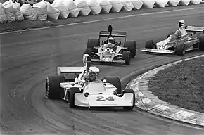 Blick auf drei Formel-1-Fahrzeuge in einer Kurve