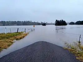Überflutete Straße in Hunter Valley, 7. Juli 2022