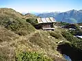 Hütte ca. 1&nbsp;km nördlich des Gipfels