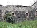 Verwilderter Innenhof der Burganlage