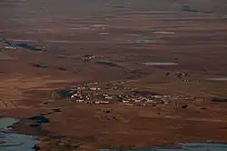 Hvanneyri vom Hafnafjall aus gesehen. Das lange Gebäude unten-rechts ist die Landwirtschaftliche Hochschule Island (Landbunaðarháskóli Ísland)