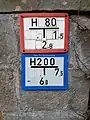 Rotes und blaues Hydrantenschild übereinander. Der blau gekennzeichnete Hydrant ist nicht für die Entnahme von Löschwasser vorgesehen und kann z.&nbsp;B. für Trinkwasser auf einem Markt genutzt werden.
