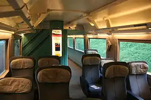 Blick von der Wagenmitte Richtung Abteile, vor dem Umbau. Vor der Wand links ist die Freifläche der beiden Rollstuhl-Stellplätze zu erkennen.