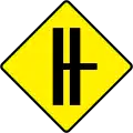 W-012-RVorfahrt (Einmündung an einer Straße mit getrennten Richtungsfahrbahnen – rechts)
