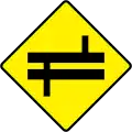 W-021-RVorfahrt gewähren (versetzte Einmündungen an einer Straße mit getrennten Richtungsfahrbahnen – rechts)