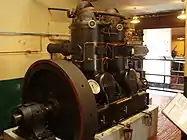 2-Zylinder Zweitakt-Glühkopfmotor 70 PS, max. 325 min−1 (W.H. Allen & Sons, 1923)