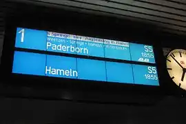 „S“ auf einem Zugzielanzeiger im&nbsp;Hannover Hauptbahnhof