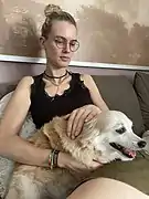 Frau streichelt Hund