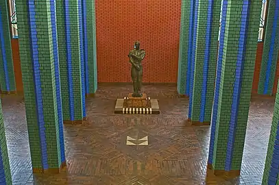 Ausstellungsraum mit der Arbeiterstatue