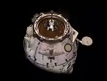 Pirs-Modul kurz vor dem Andocken an die ISS. Man sieht den aktiven Kopplungsstutzen des Hybrid-Systems, mit dem das Modul an der Station koppelt