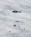 Transport der Ausrüstung zum Morteratschgletscher per Hubschrauber.