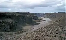 Zum Spaltensystem der Askja gehörige Kraterreihe am Hafragilsfoss, Jökulsárgljúfur