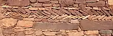 „Opus spicatum“-Motiv an der Außenwand eines Hauses in Ighrem n’Ougdal, Hoher Atlas, Marokko