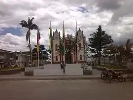 Kirche und Park in El Tambo