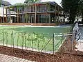 Sportplatz und Neubau aus dem Jahr 2009 mit u.&nbsp;a. der Schulmensa
