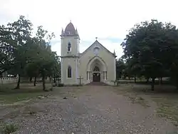 Die Kirche von Vemasse, 1970 während des Wiederaufbaus nach dem Zweiten Weltkrieg und 2016.