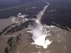 Wasser­fäl­le des Igua­zú, links liegt Ar­gen­ti­nien, rechts Brasilien