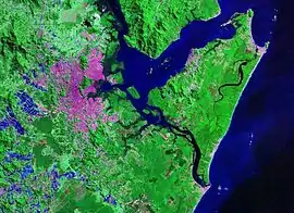 Satellitenaufnahme: Joinville an der Baía da Babitonga mit Canal do Linguado, gegenüber die Ilha de São Francisco do Sul