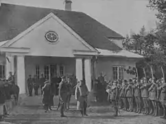 Militärdelegation vor der Villa zur Feier von Piłsudskis Namenstag (14. November 1925).