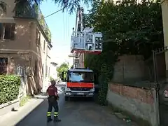 Hubarbeitsbühne als LKW-Aufbau in einer engen Gasse in Italien