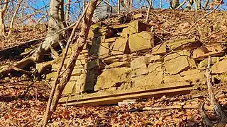 Der Mauerrest frontal im nachmittäglichen Sonnenlicht