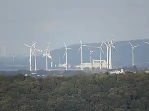 Einige Anlagen des Windparks. Die Enercon-Anlagen im Vordergrund gehören zum Windpark Broichweiden