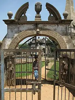 Eingang zum alten niederländischen Friedhof in Pulicat