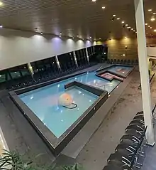 Das Innere eines Hallenbades