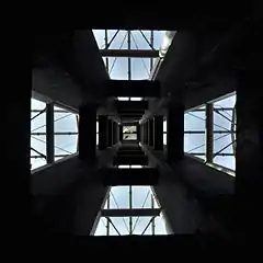 Pylon von unten aus gesehen