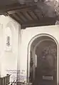 Kirchenraum unmittelbar nach dem Umbau mit expressionistischen Zackenfries rund um den Triumphbogen.