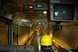 Bus im Kurobe-Tunnel vom oberen Schrägaufzugsbahnhof (Incline Jōbu Station) zur Kurobe-Talsperre