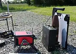 Ein mobiler Röntgengenerator und ein Flachpanelbilddetektor zur Untersuchung unbekannter Gegenstände