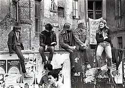 Wohnenraummangel und soziale Konflikte: Hausbesetzer in Berlin-Kreuzberg, Foto (1981)