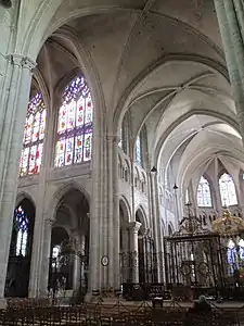 Wandaufbau Chor drei­zonig, Quer­haus zwei­zonig (ohne Triforium)
