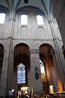 Obergaden, einfaches Blend-Triforium, Seitenschiff mit gotischen Fenstern