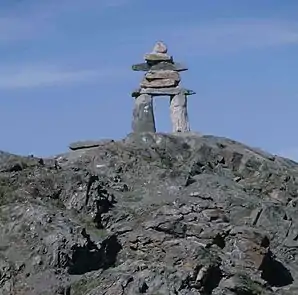 Inunnguaq (Inuksuk) als Wahrzeichen von Rankin Inlet