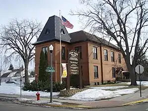 Das Isanti County Courthouse in Cambridge, gelistet im NRHP Nr. 80002074