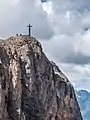 Gipfelkreuz Greitspitz mit Fimbatal im Mittelgrund.