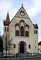 Die Giebelseite mit Hauptportal