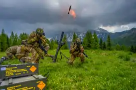 Alpini des 7. Regiments mit einem leichten Mörser 2020 in der Nähe des Mauriapasses