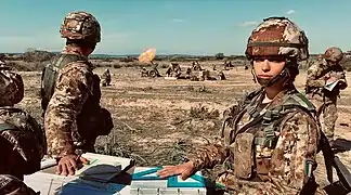 Soldatin der Brigade bei einer Übung mit Mörsern