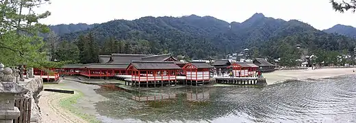 Panorama des Hauptschreins mit seinen über dem Wasser errichteten Gebäuden