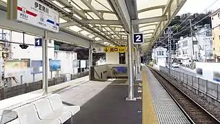 Bahnsteig des Bahnhofs Izu-Atagawa