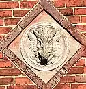 Jägerhof, Wildschweinkopf am Wirtschaftsgebäude