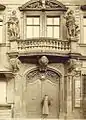 Portal von Jöchers Haus mit den Döringschen Figuren um 1890