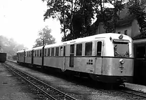 Dreiteiliger Zug mit JDŽ 801 als Endtriebwagen in Ustiprača